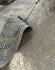 シートの密着を高め「徹底した除去作業」