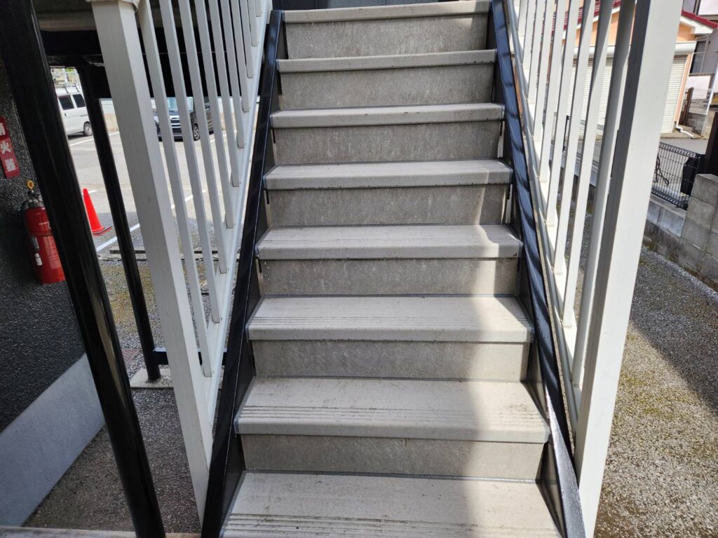 サビが目立っていた鉄骨階段も明るく美しく生まれ変わりました。入居者さんからも綺麗になって気持ちいとの声を頂くほどの清潔感あふれるアパートに生まれ変わりました。