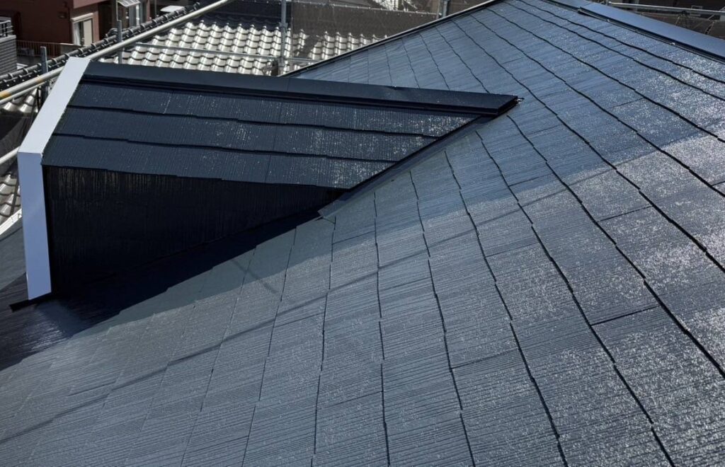 コケや汚れで覆われていた屋根は、艶と重厚感のある仕上がりになりました。