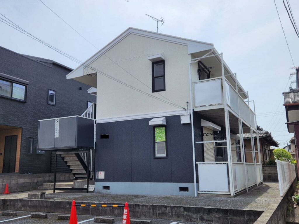 プレミアム無機塗料の美しい光沢により建物が明るく生まれ変わりました。汚れが付きにくい塗料のため長期間汚れが付着しにくい状態が維持されます。