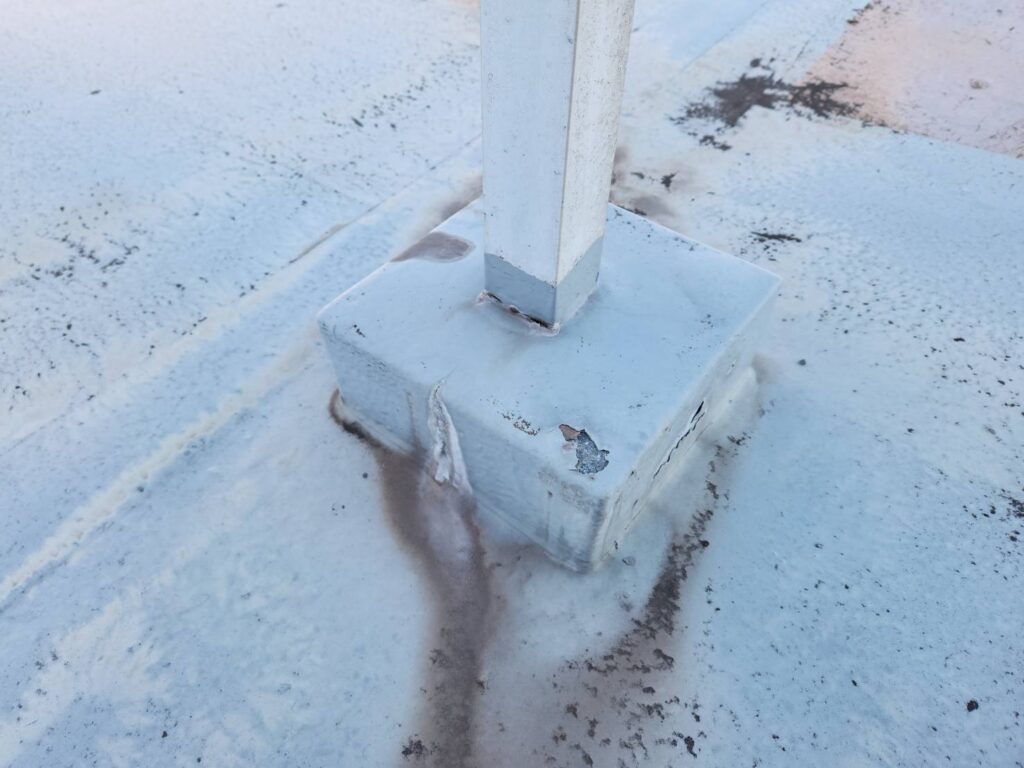 柱まわりは防水層の浮きが見られ、雨水浸水のリスクがあります。