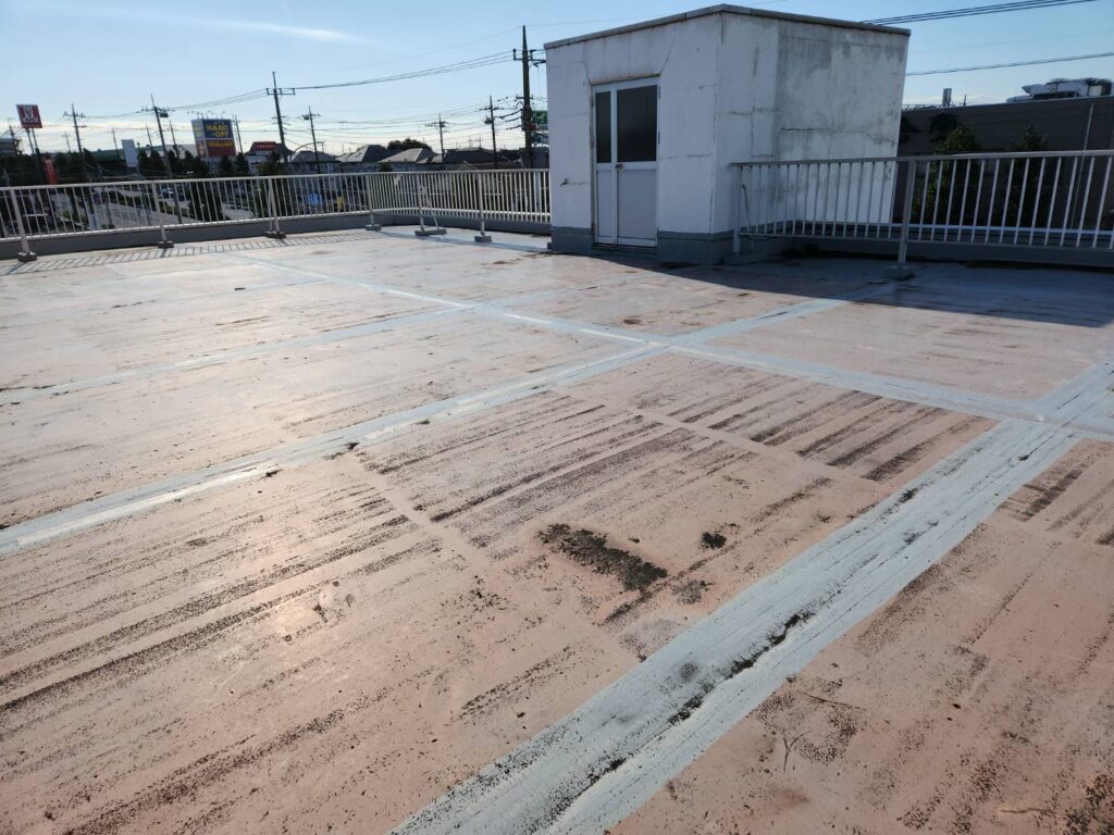 全体で防水層の劣化や摩耗が見られ、防水性能が低下しています。