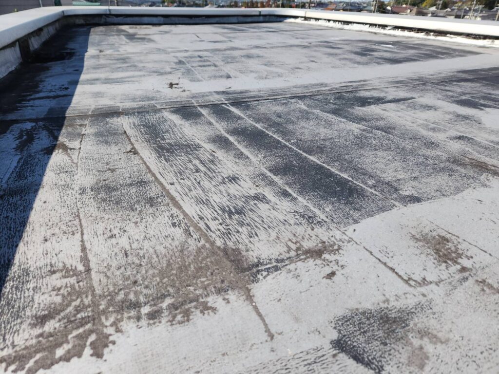 防水層の劣化を放置すると、雨漏りのリスクが一層高まります。