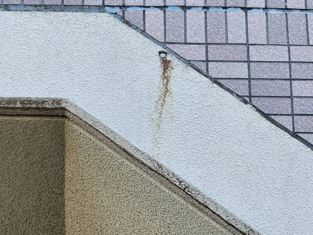 モルタルにはサビやコケが発生していました。