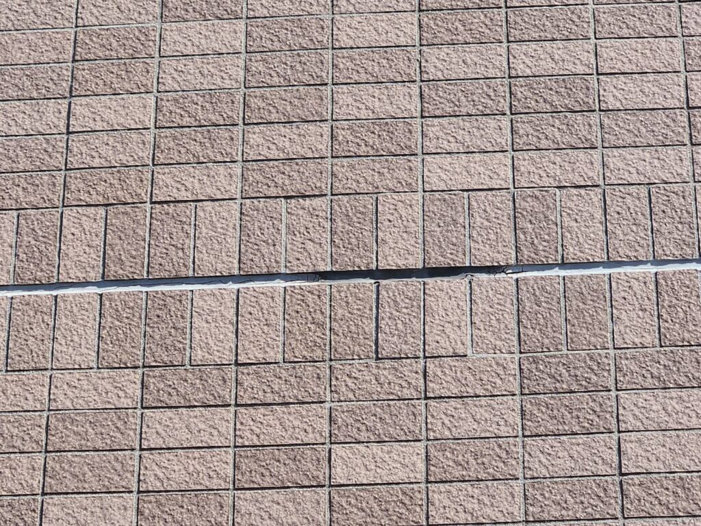 タイル部分はシーリングの劣化が確認できます。