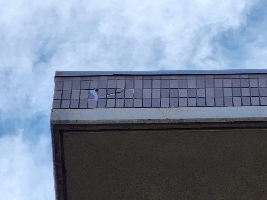 タイル欠けが見られ剥落の恐れがある状態です。