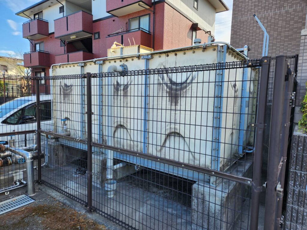 給水槽まわりも汚れが付着し劣化が見られます。