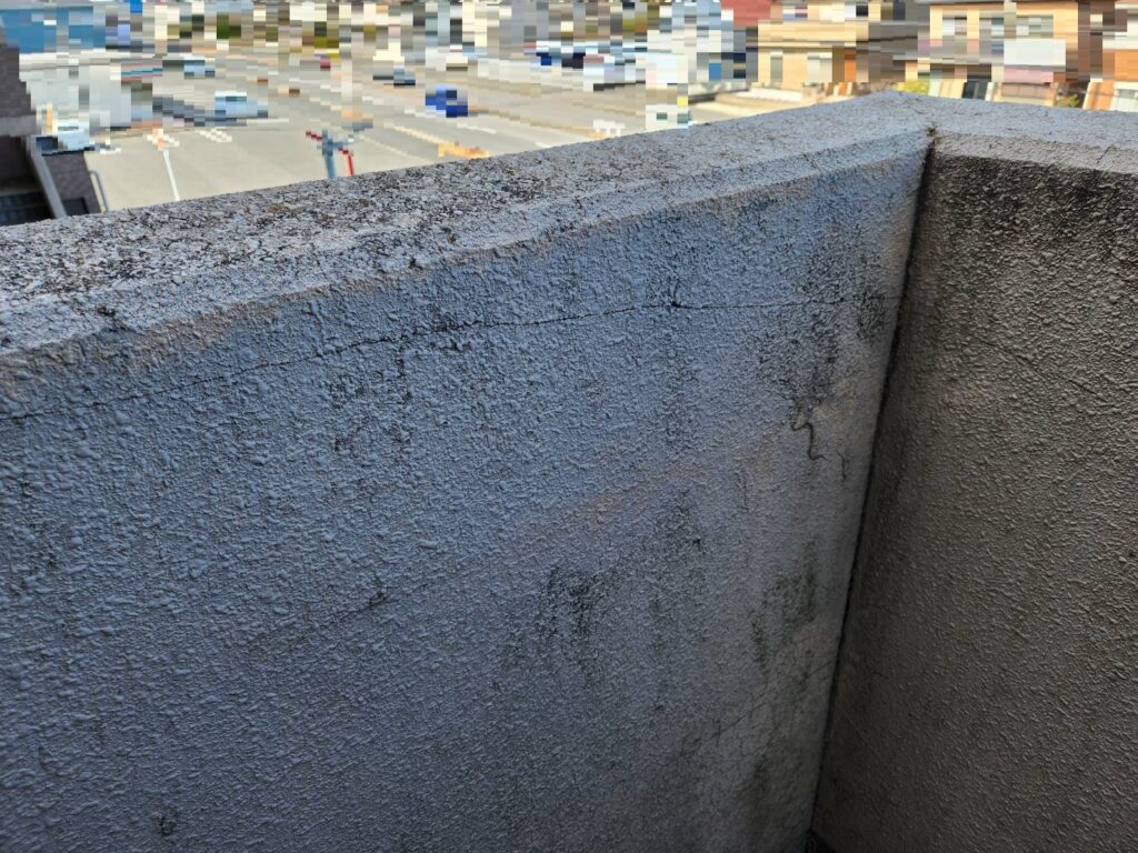 共用部にはヒビ割れや汚れが発生しています。