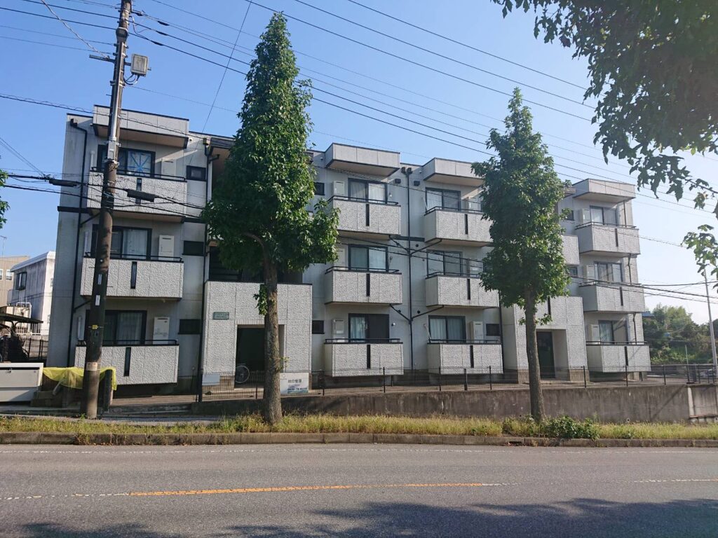 施工前の外観です。色あせ・雨だれが目立ち、全体が暗い印象でした。