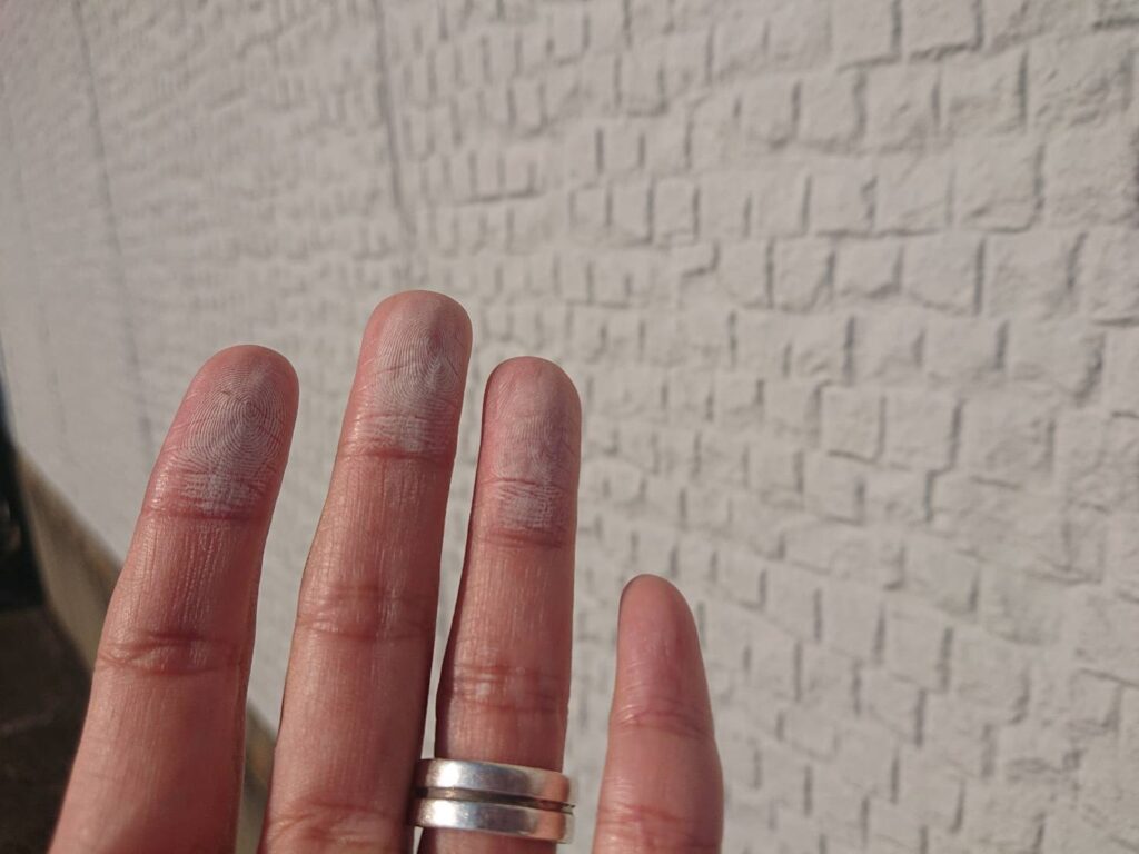 外壁表面に白い粉が付着し、塗膜の機能の低下が見られました。