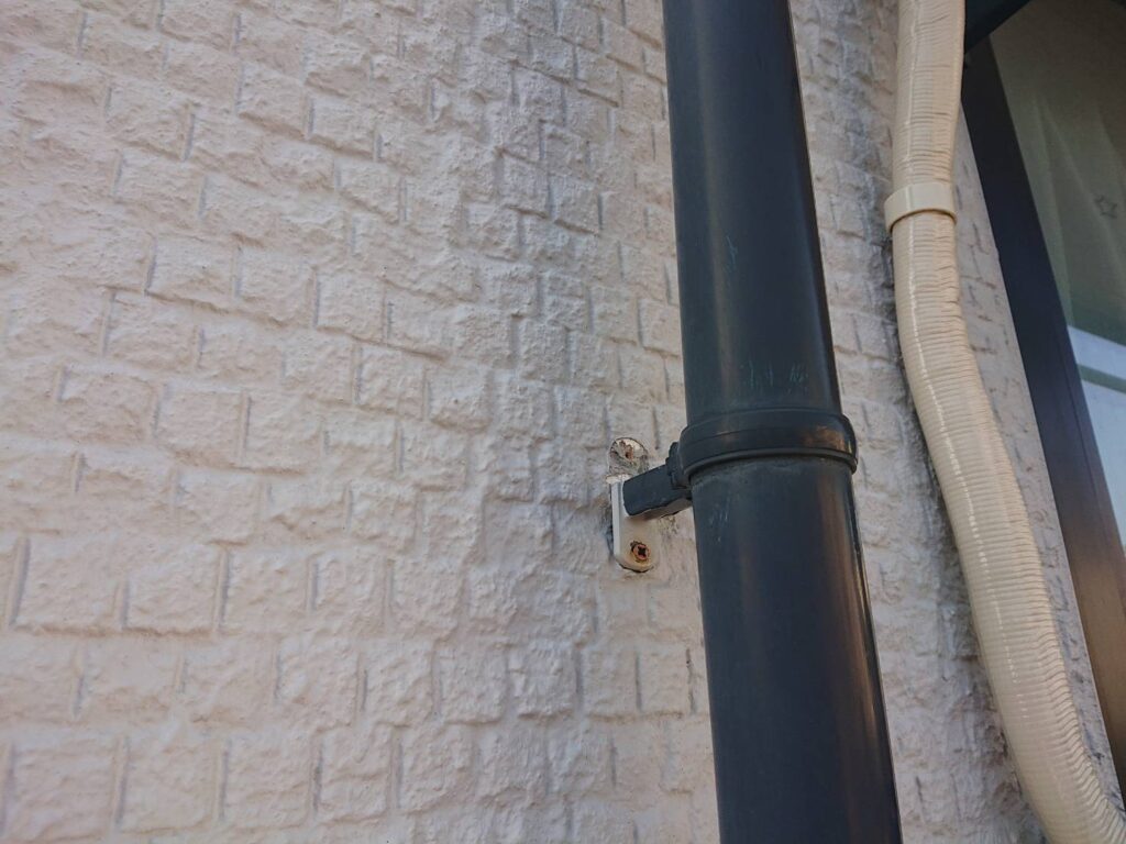 雨樋の固定部にサビが見られ、耐久性低下が懸念される状態でした。