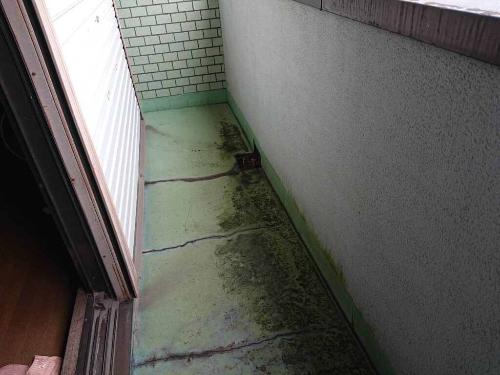 バルコニーの防水層が劣化し、ヒビ割れも発生している状態でした。