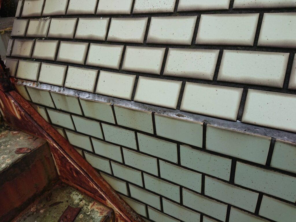 外壁タイルは表面タイルとシーリングの劣化が確認できました。