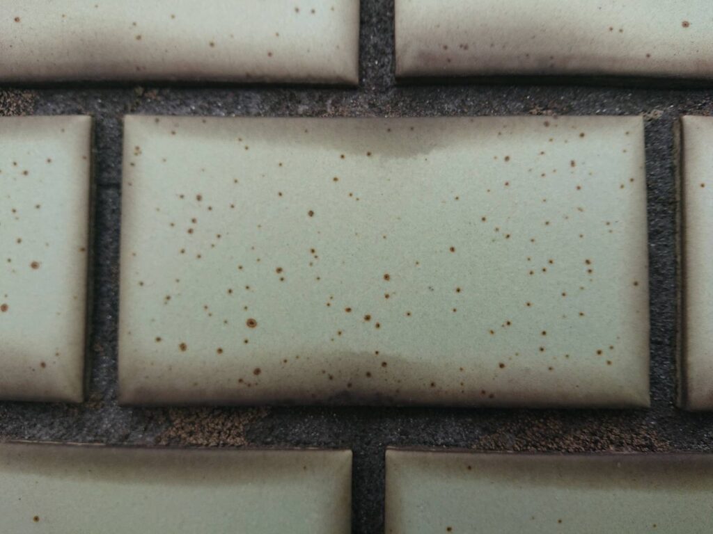 タイルの劣化は放っておくとタイルの浮きにつながる可能性があります。