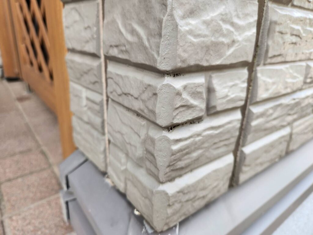 出隅部分には汚れが集中し、劣化が目立っていました。