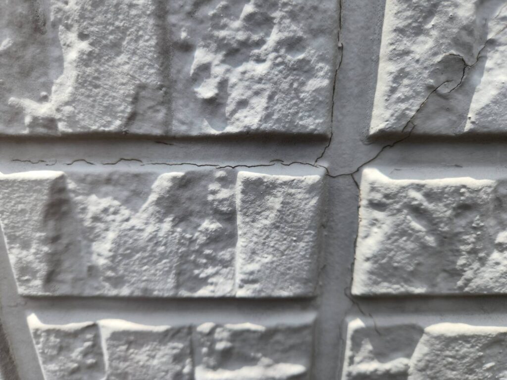 シーリングにはヒビ割れが発生し雨漏り等のリスクがありました。