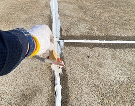 伸縮目地シール押さえ