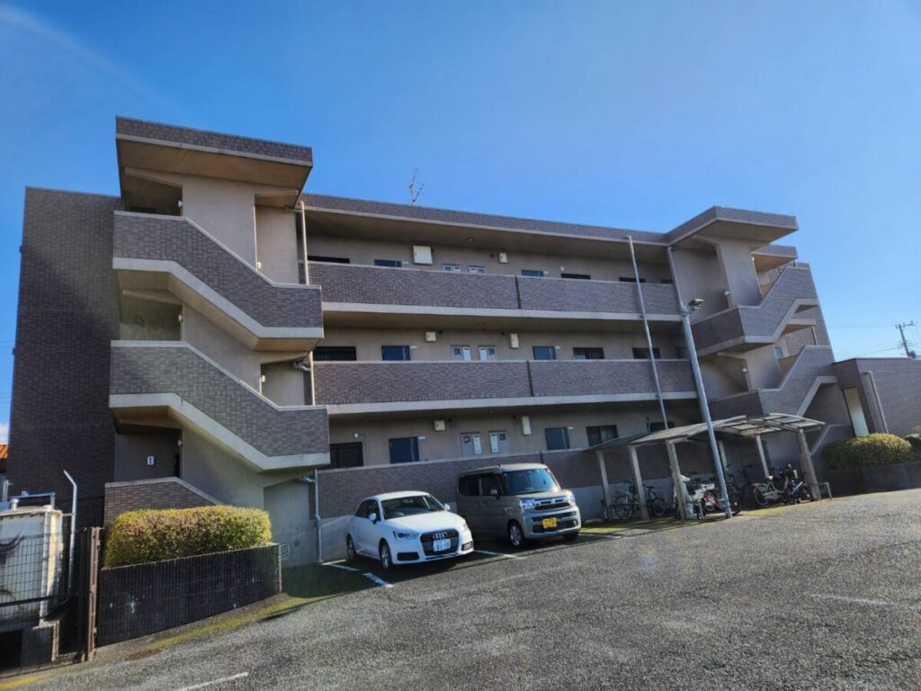 外観全体に経年劣化が見られます。