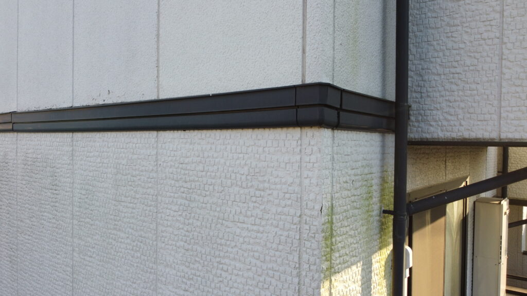 入隅部分にコケの付着が見られ、雨水の影響が見られます。