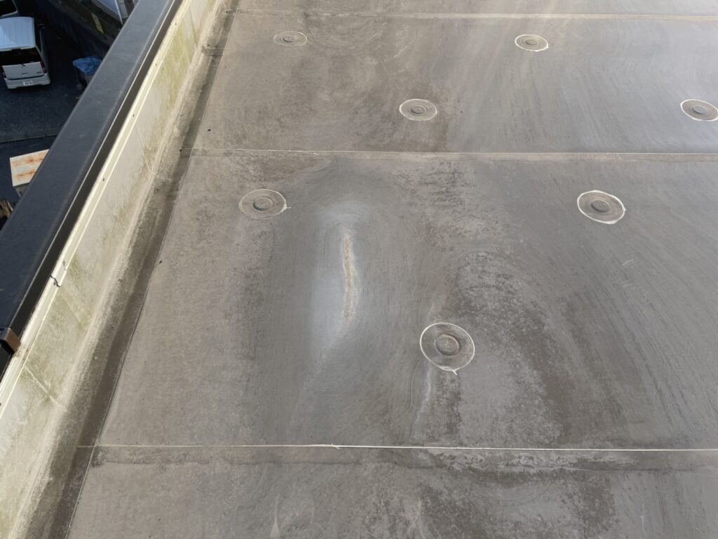 屋上全体で防水層の劣化が見られ、防水機能も低下している状態でした。