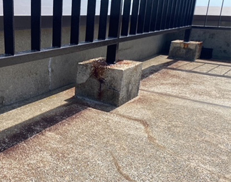 全体にサビやヒビ割れが確認でき、早期の防水対策が必要な状態でした。