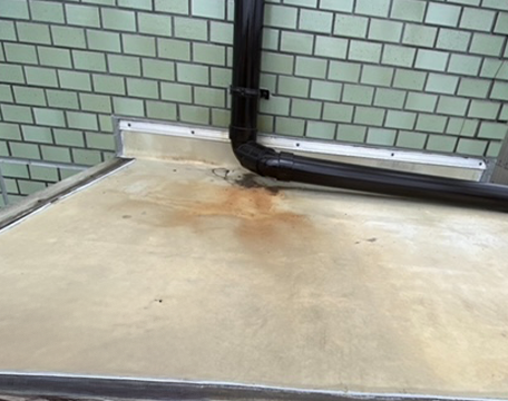 物置屋根にも経年による防水層の劣化やサビが確認できました。