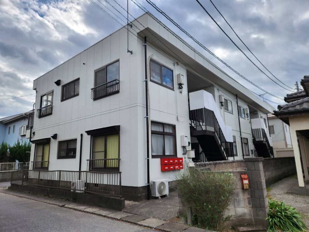 KFケミカルの「KFシェアルドSi」を使用し、白を基調とした温かみのある仕上がりでアパートの印象が明るく変わりました。