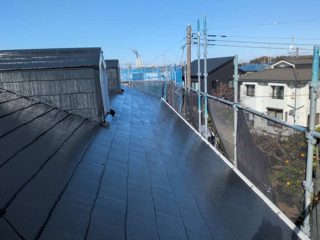 屋根施工後の仕上がりです。無機塗料「KFワールドセラルーフ」で塗装しました。高い高耐侯性で最上階の住環境も改善。