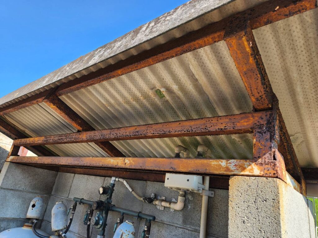 ガス収納庫の鉄部の錆