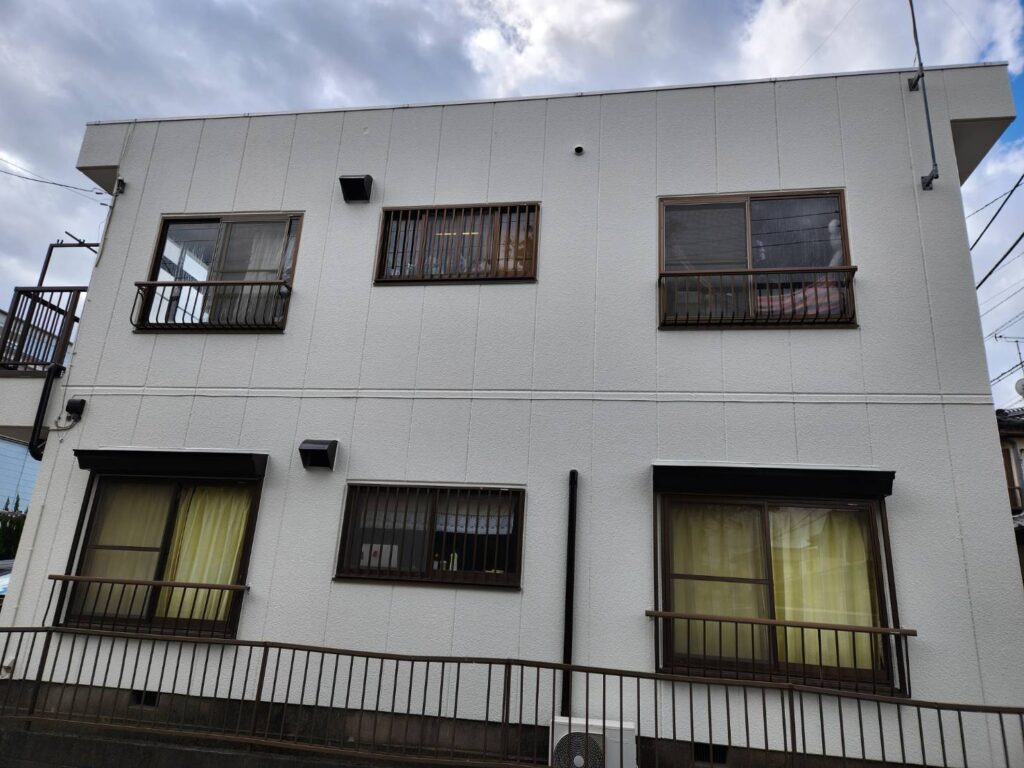 耐久性の高いシリコン塗料により雨水や紫外線から、そして汚れの付着を防ぎ。建物を守ります。