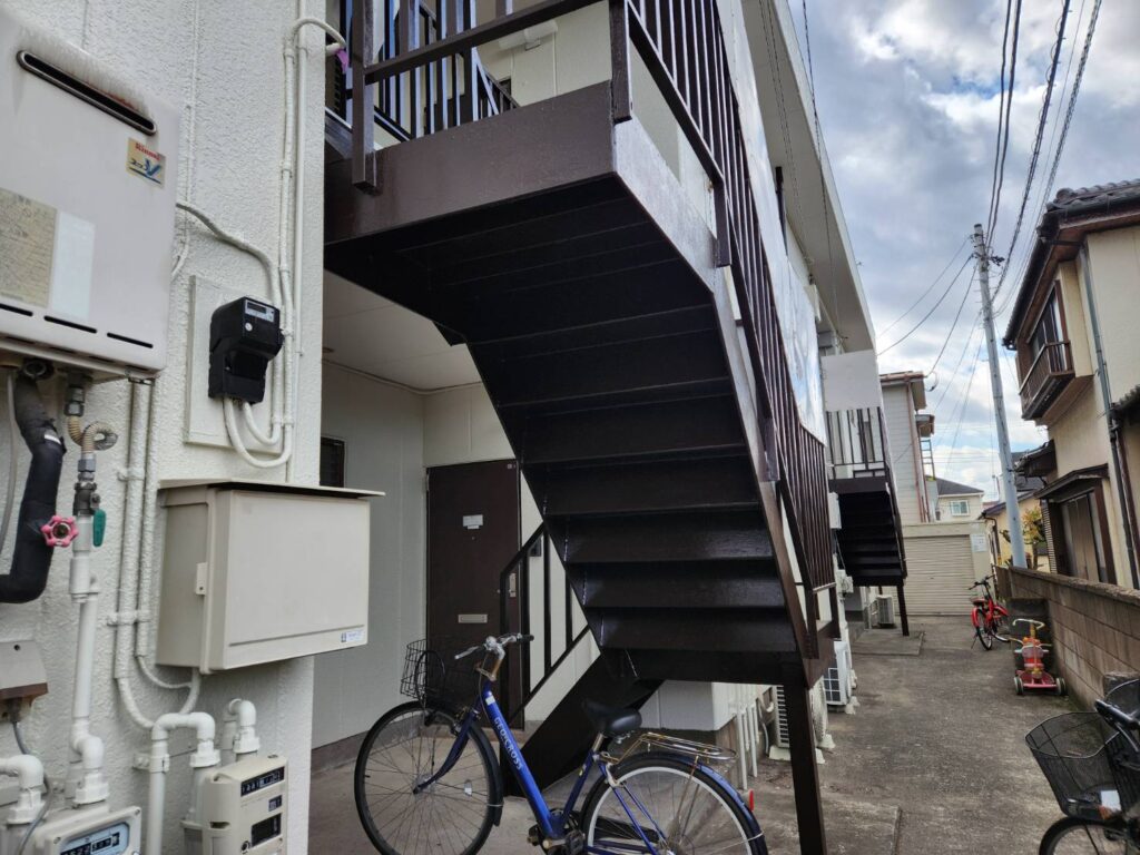 剥がれや錆があった箇所も下地処理を入念に行い塗装をしたため、跡が分からないほど滑らかになり、建物の気密性と防水性が向上しました。