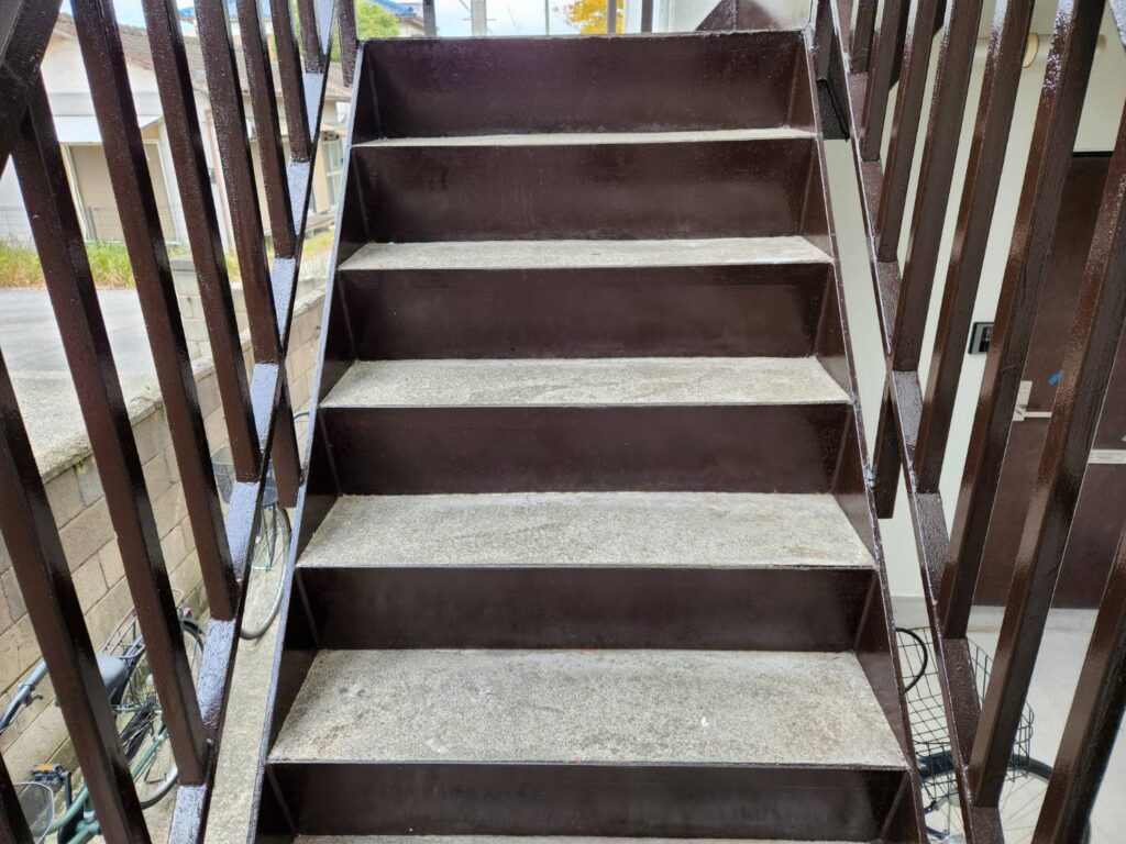 階段部分も錆に強く、入居者様が毎日安心して利用して頂ける清潔感のある階段へと生まれ変わりました。