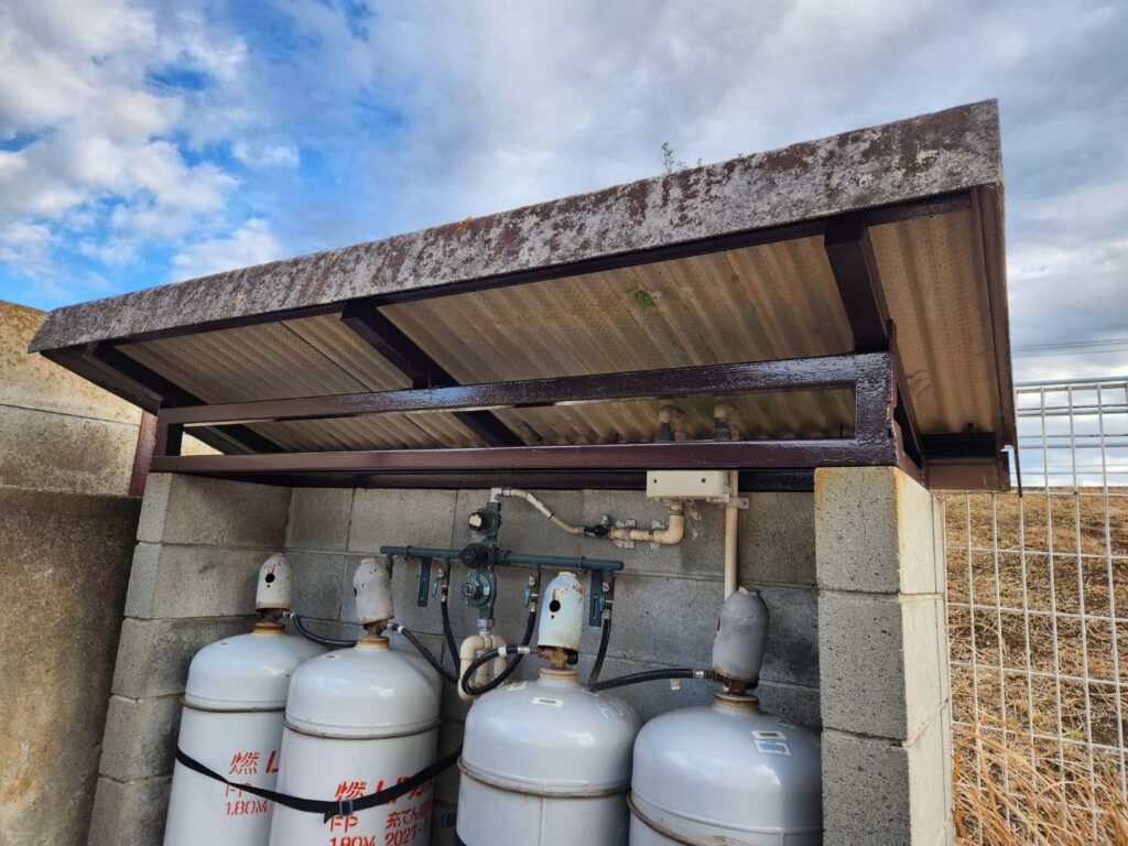 ガス収納庫の錆びていた鉄骨部分も丁寧に塗装しました。細部まで美しく整えることで管理の行き届いた物件と印象付き、ご近所などの印象も良くなります。