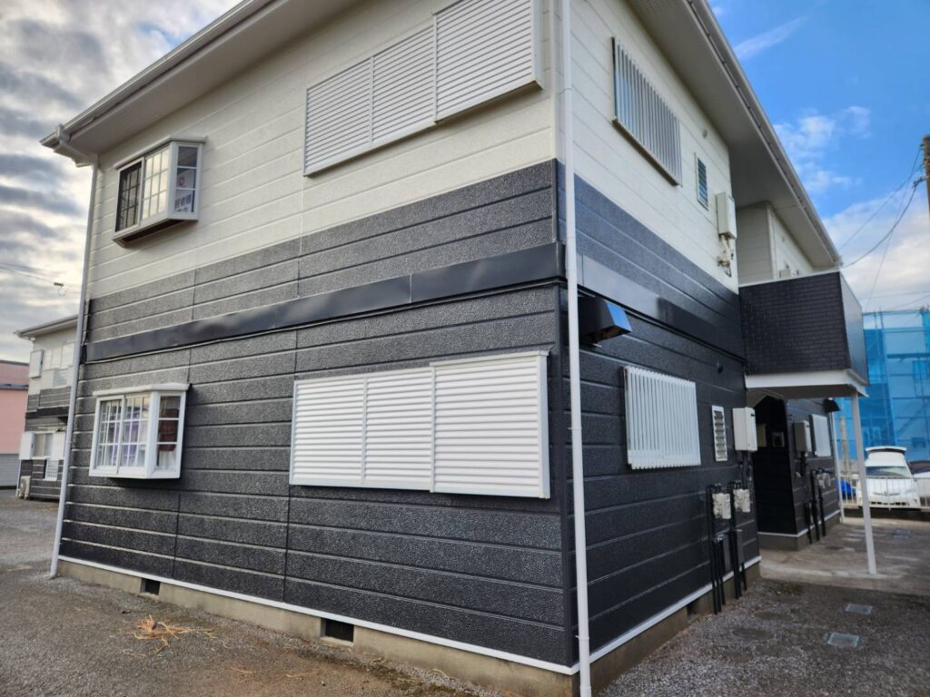 アパート全体の外観です。濃淡をはっきりとさせたツートーンカラーにより、新築時のような清潔感と高級感を演出。