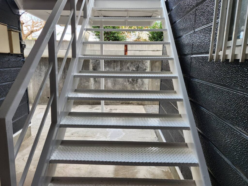 踊り場・階段部分の仕上がりです。錆止めを徹底した上で塗装を実施。入居者様が安心して利用できる階段に仕上げました。