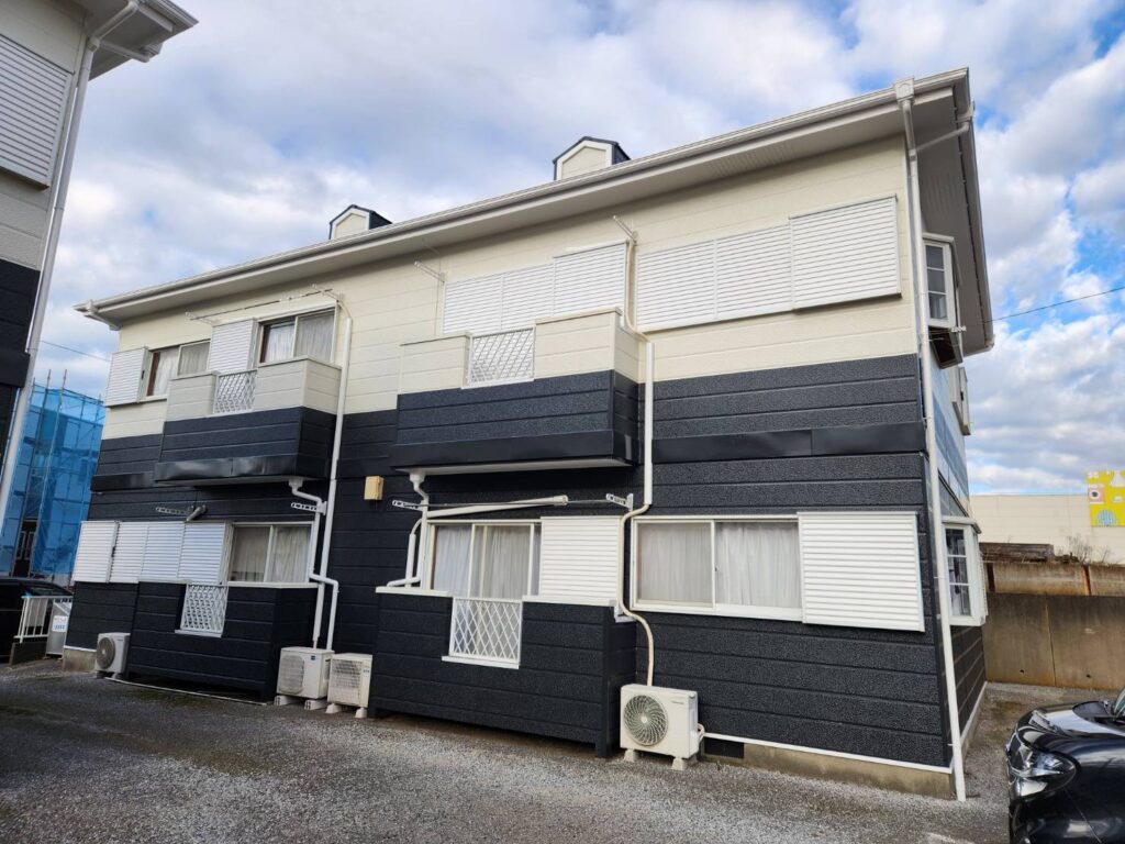 破風や雨樋も同グレードの無機塗料で仕上げ、建物全体の耐久バランスを均等に揃えました。