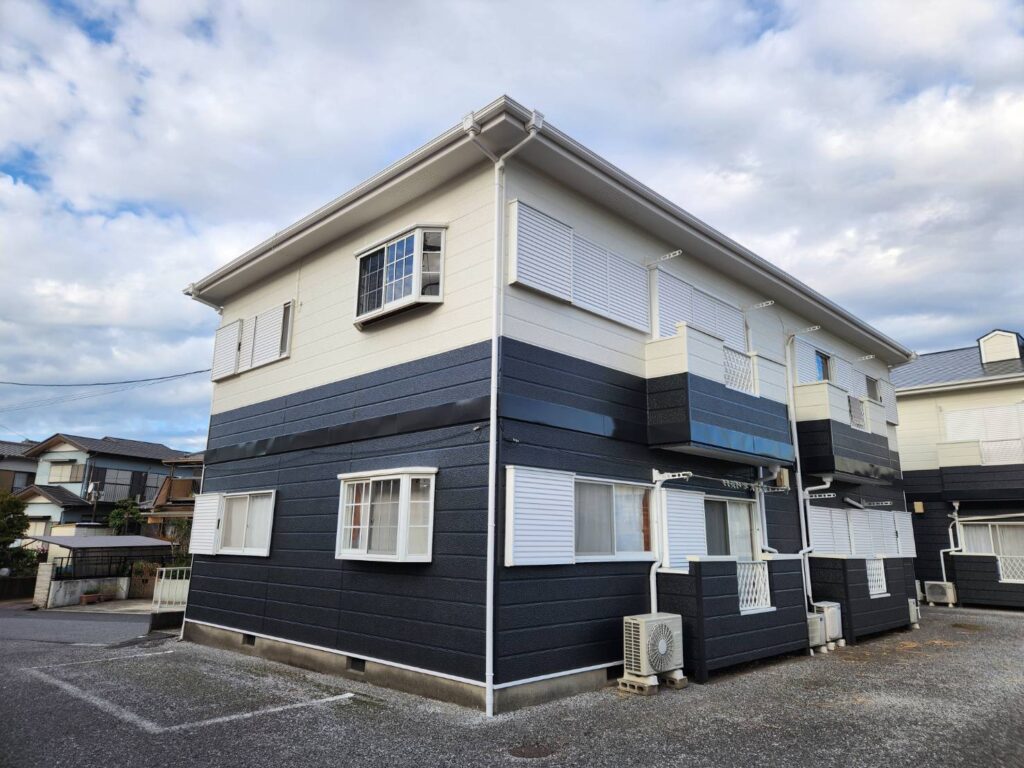 アパート全体の外観です。最高級の「KFワールドセラ」で、洗礼されたツートンカラーに塗替え、入居率の向上につながる清潔感あふれるモダンな佇まいに生まれ変わりました。