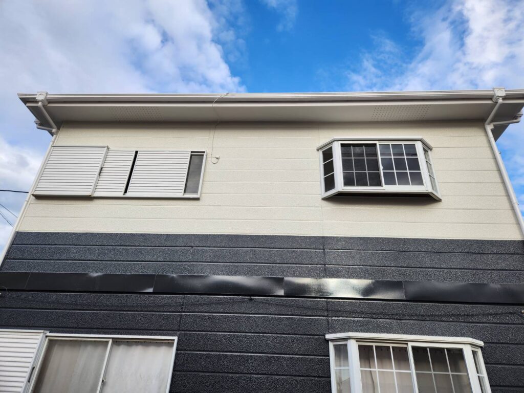 外壁の塗り分け部分・帯板です。濃紺と白のコントラストを美しく際立たせました。無機塗料特有の光沢が建物の質感を高めると共に、汚れが付きにくいセルフクリーニング仕様で美観を長期間維持することができます。