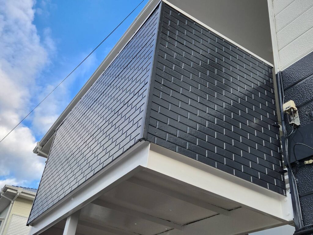 踊り場部分の高意匠サイディング部分にも無機塗料を均一に隙無く塗装しました。1級塗装技能士による細部へのこだわりが建物全体の耐久性と美観の完成度をより高めます。