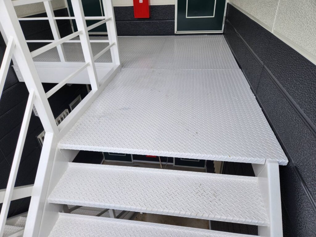 踊り場・階段部分の仕上がりです。共用部を付帯と同じく明るいホワイトで塗装することで、建物全体の印象が明るくなるだけでなく、入居者様の安全面にも直結します。