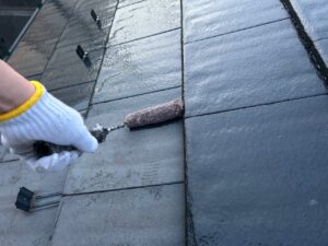 屋根塗装下塗り施行中