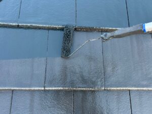 屋根塗装中塗り施工中