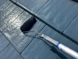 屋根塗装上塗り施工中