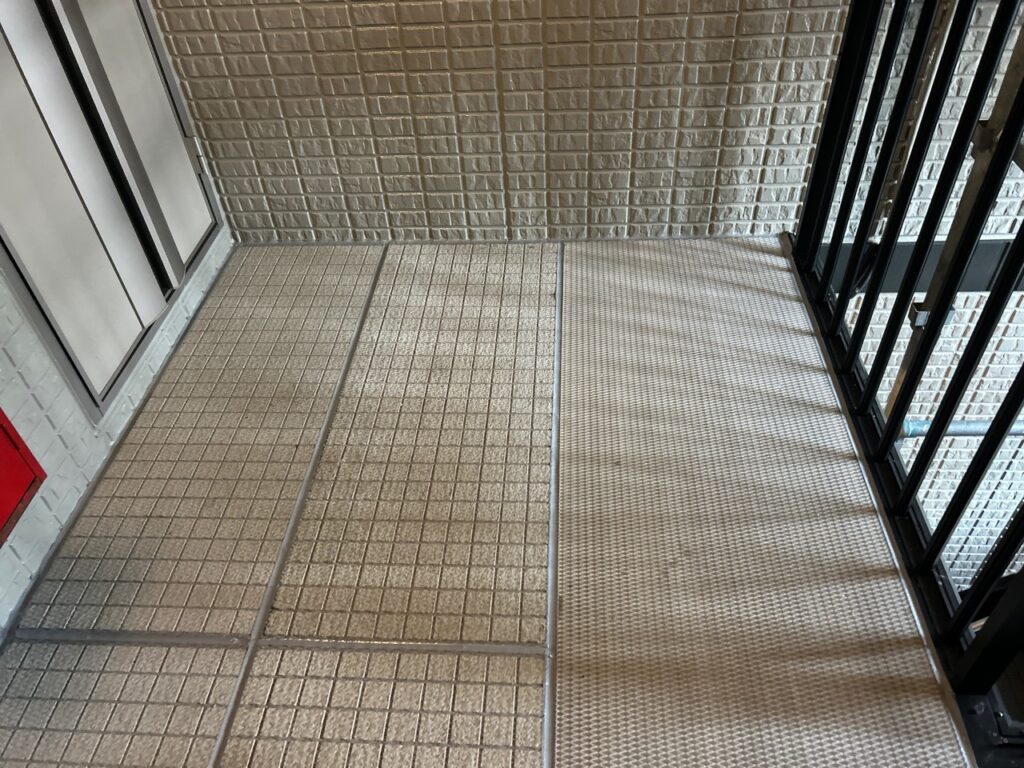 千葉県市原市アパート　通路床コーキング