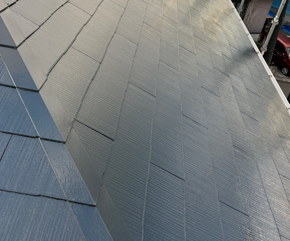 屋根施工後の仕上がりです。高耐侯な「KFワールドセラルーフ」を使用し、紫外線による劣化を防ぐ強固な塗膜を作りました。遮熱効果も含まれている為入居者様の快適性も高めます。