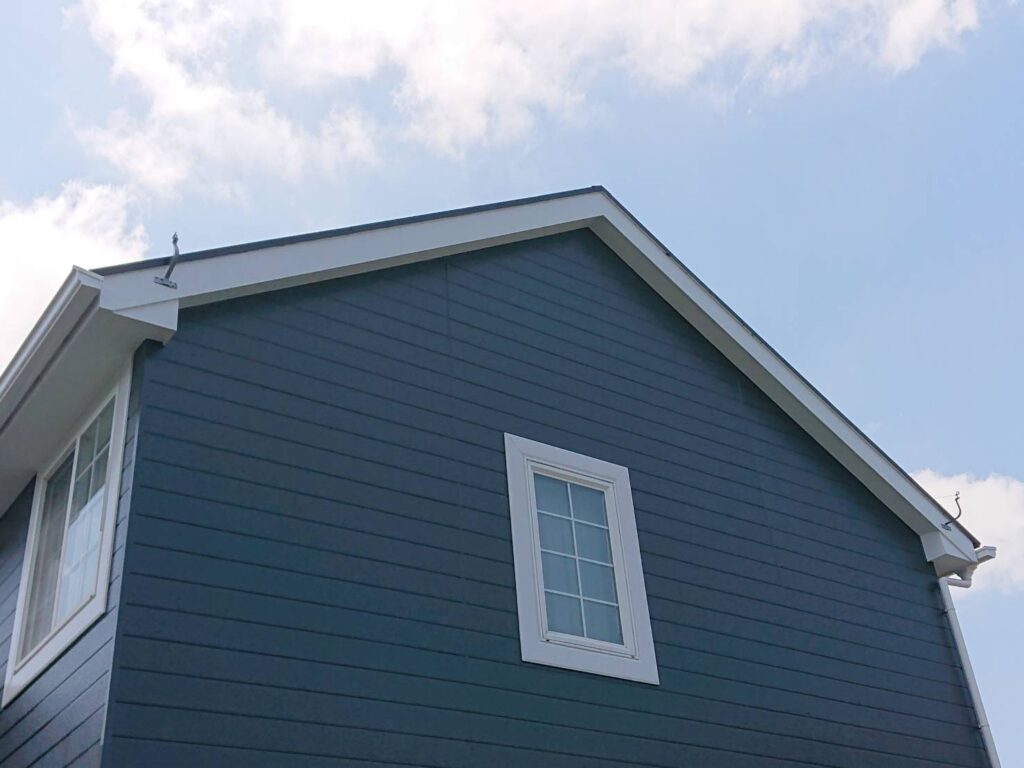 外壁の色調に合わせ付帯部も白で美しく塗装。細部まで均一な塗膜で塗装しています。