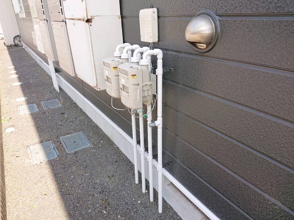 ガスメーターパイプなどの細かいところも無機塗料で仕上げ、建物の耐久バランスを整えました。