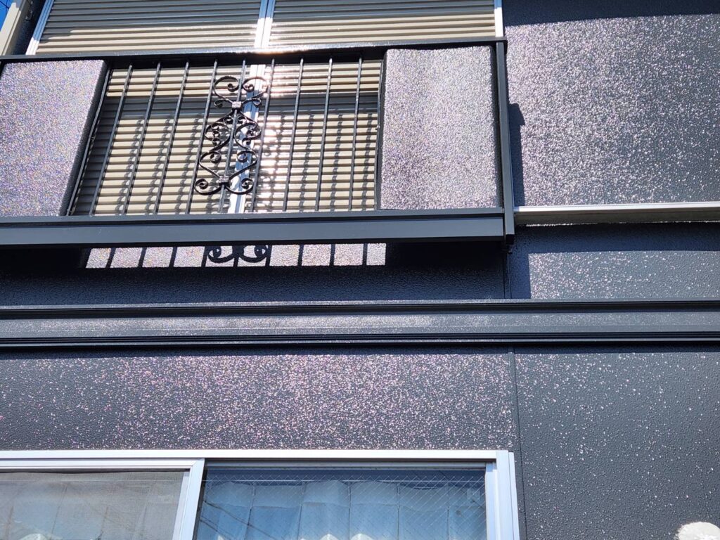 窓枠は、住まいの印象を引き締める大切な要素です。外壁とのコントラストを活かした、スタイリッシュで統一感のある仕上がりを実現しました。