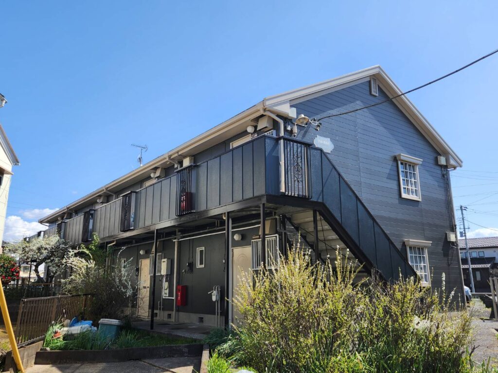 施工前は外壁の色あせや鉄部のサビが目立ち、全体的にくすんだ印象だったアパートが、塗装によって見違えるように美しく生まれ変わりました。