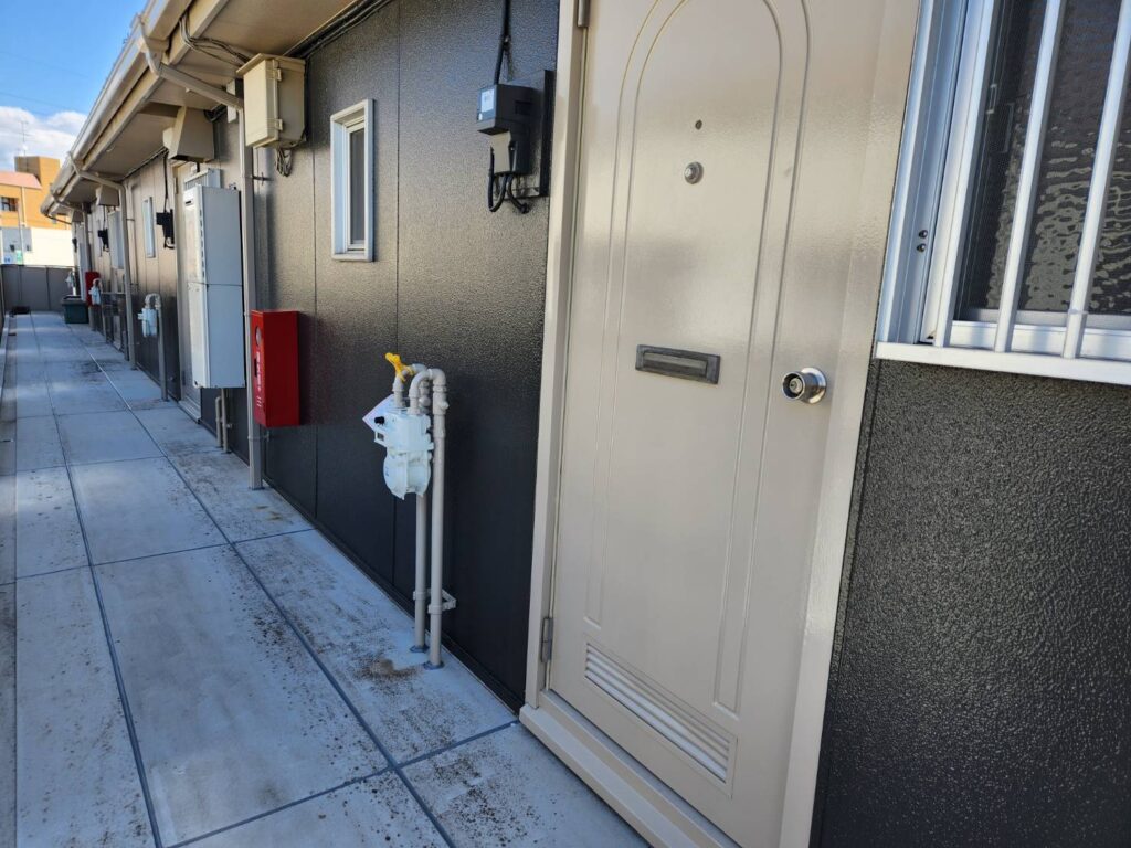 玄関ドアや窓枠の色も統一感を持たせ、建物全体のデザイン性を向上。新築のような洗練された印象になりました。